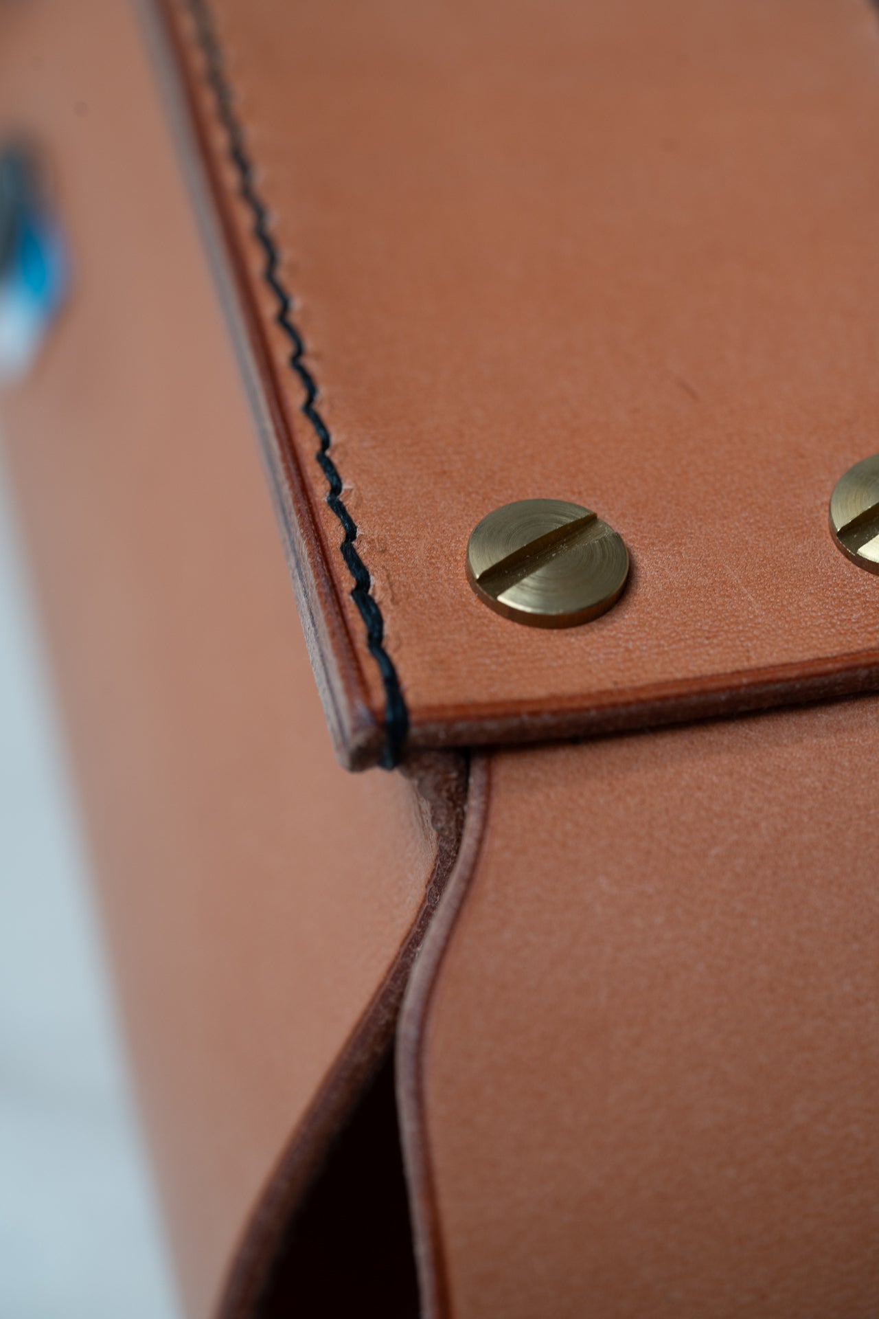 Sacoche cuir naturel, couture noire