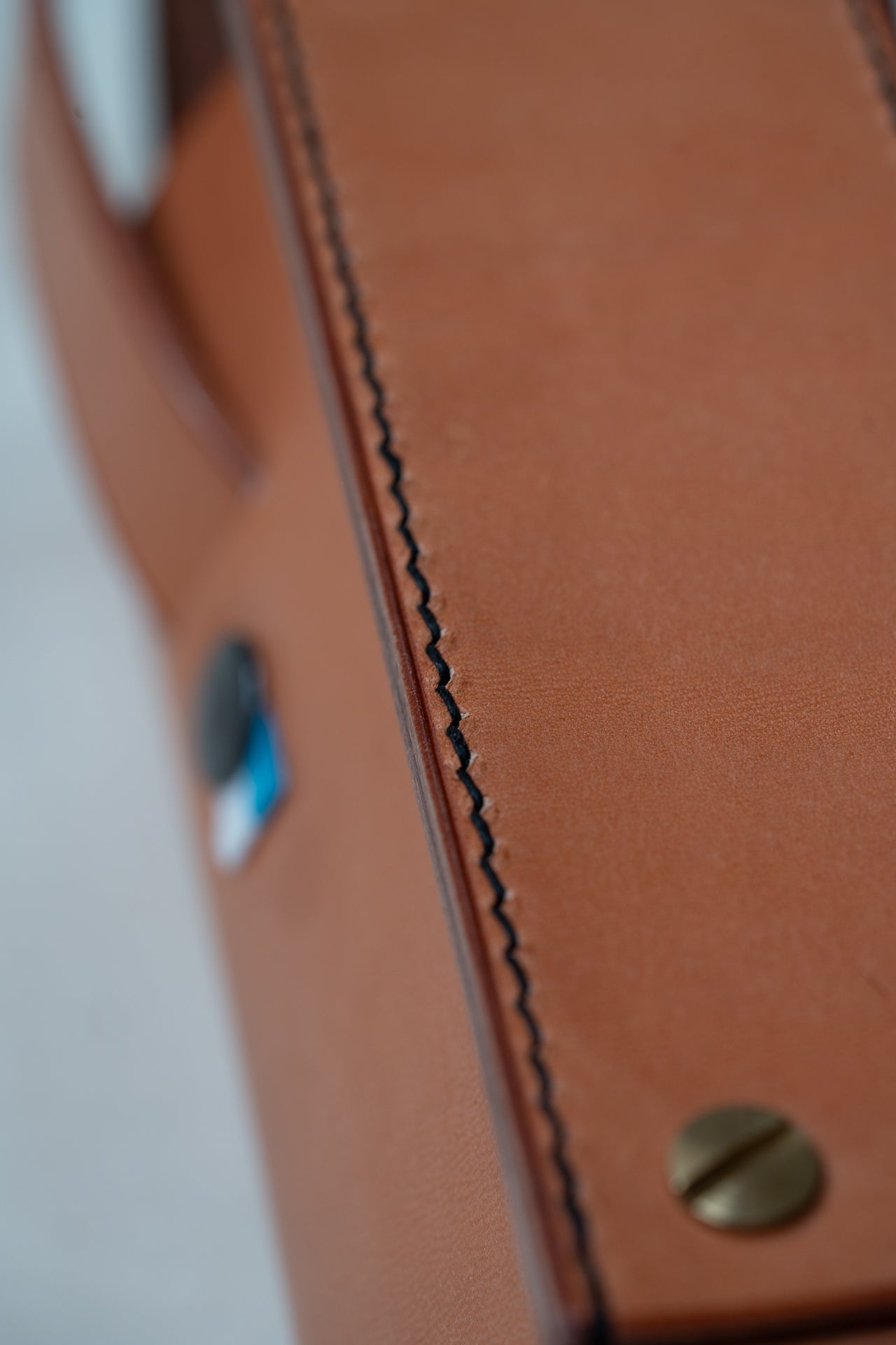 Sacoche cuir naturel, couture noire