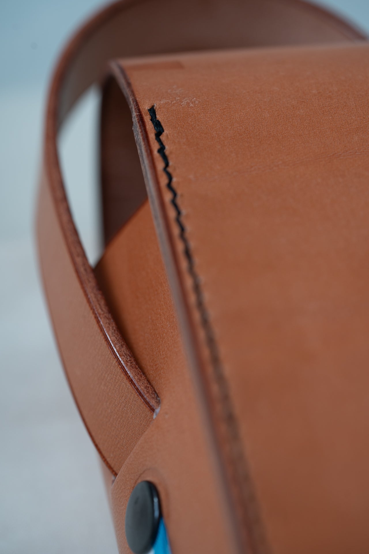 Sacoche cuir naturel, couture noire