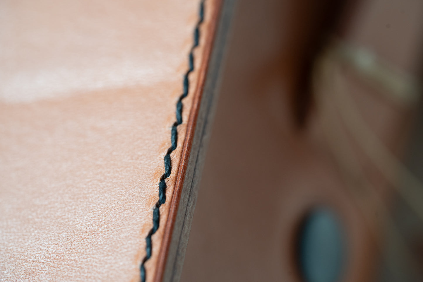 Sacoche cuir naturel, couture noire