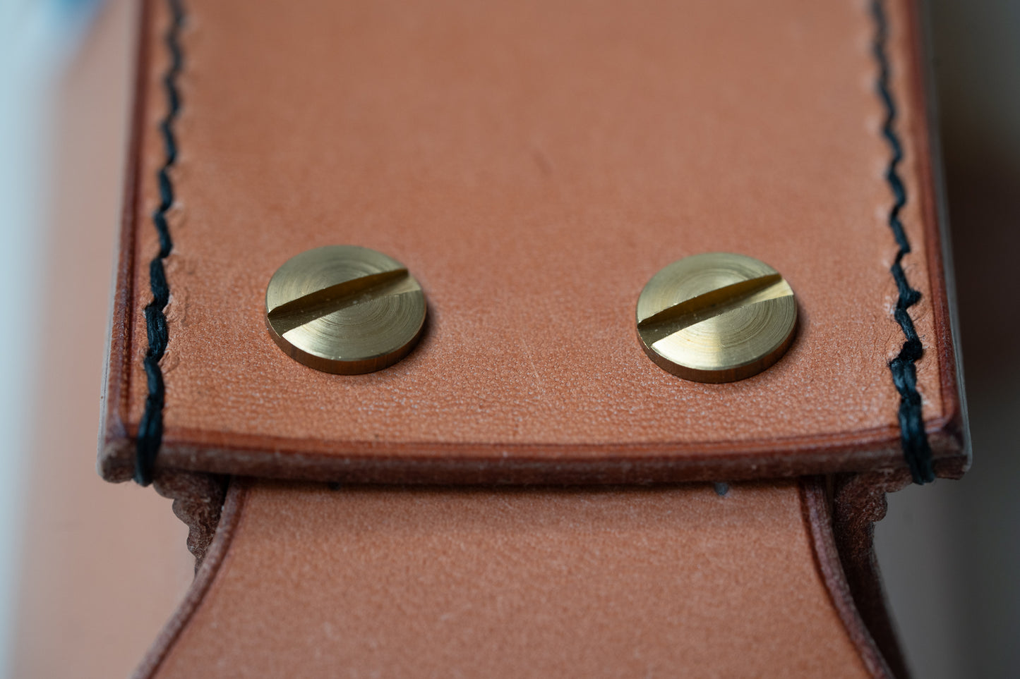 Sacoche cuir naturel, couture noire