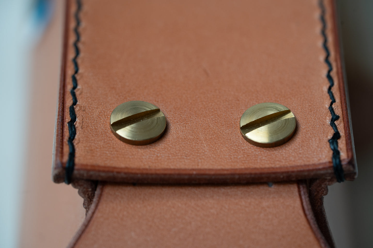 Sacoche cuir naturel, couture noire