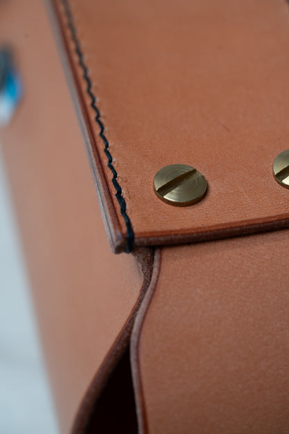 Sacoche cuir naturel, couture noire