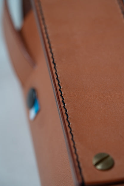 Sacoche cuir naturel, couture noire